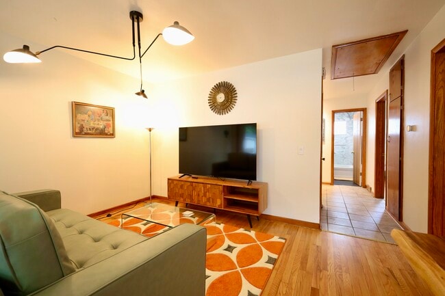 Building Photo - Renovated 2BR | Furnished, Util. Inc.