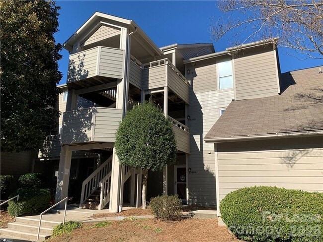 Building Photo - 2519 Stockbridge Dr Unit B