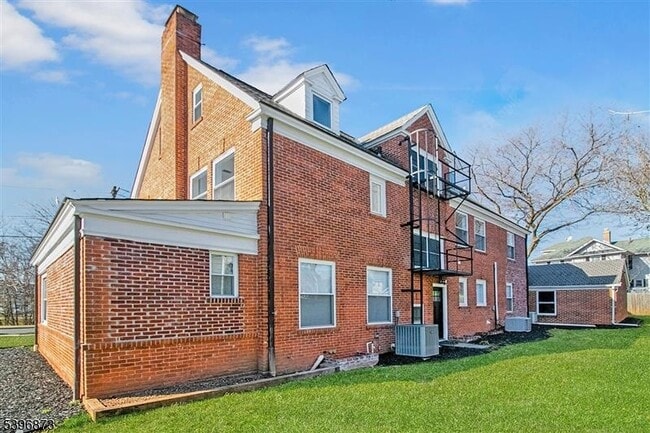 Building Photo - 10 Codington Pl