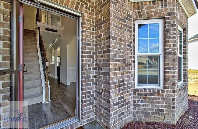 Photo - 220 Fairview Dr NE