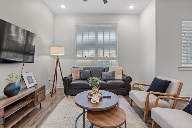 Building Photo - 738 Douglas Ave Unit ID1051756P