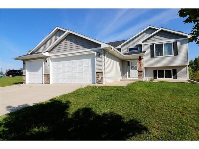 Building Photo - 1203 Pondview