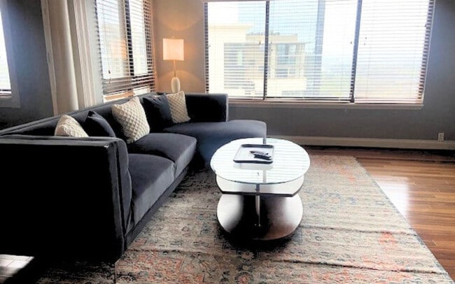 Building Photo - 3481 Lakeside Dr NE Unit ID1320722P