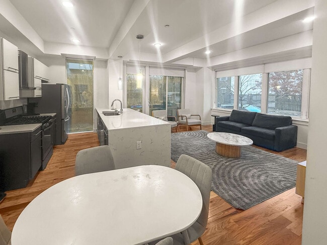 Photo - 236 W Thompson St Unit ID1332434P