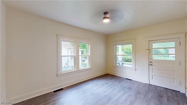 Photo - 210 Perry St