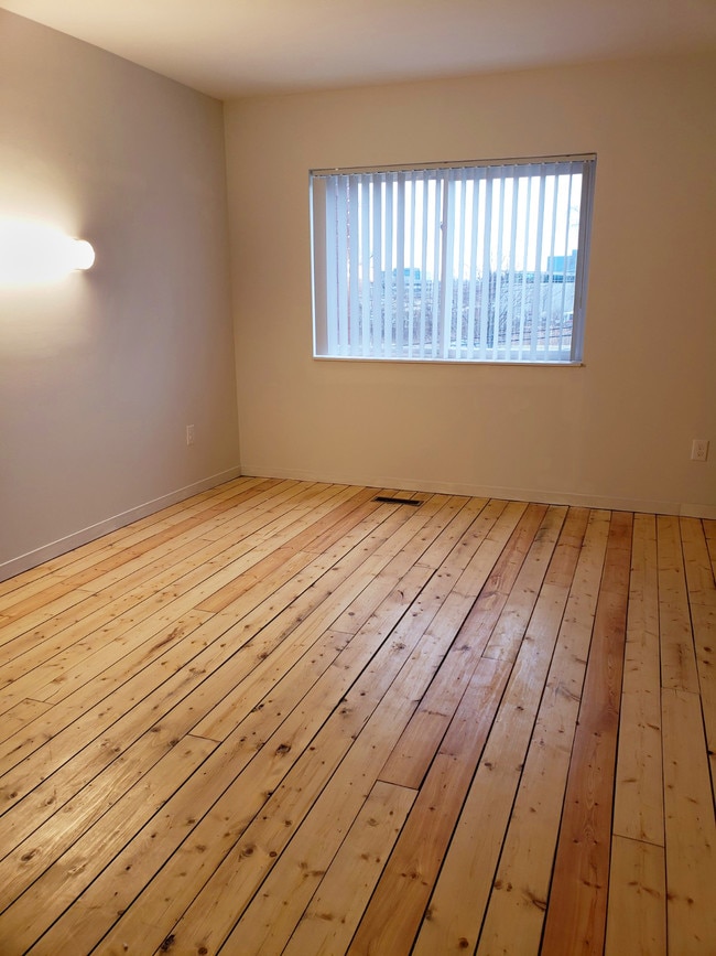 Wood Floors - Amber Town Center Townhomes & Lofts