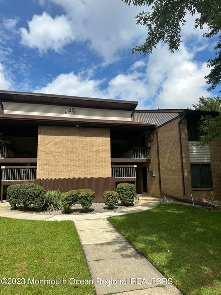 Building Photo - 35 Amberly Dr