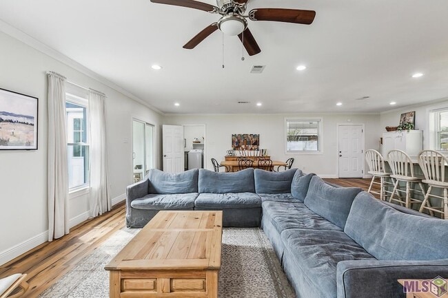 Photo - 9152 Woodbine St