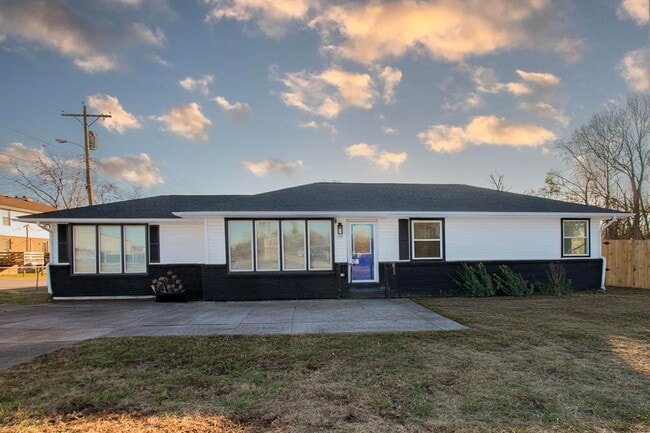 Building Photo - 1111 Westchester Dr