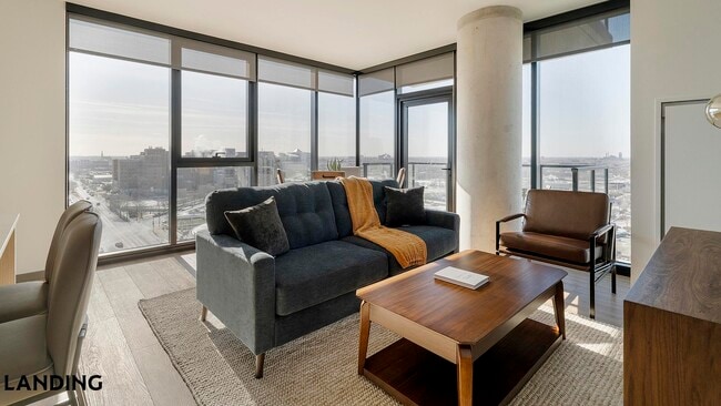 Building Photo - 513 S Damen Ave Unit 1205