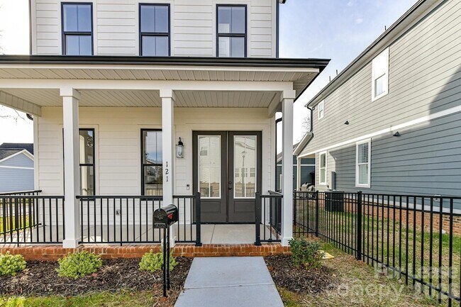 Photo - 121 W F St