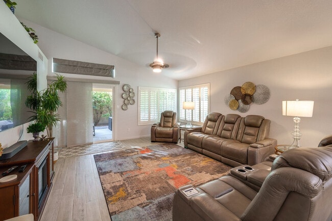Building Photo - 552 N Fountain Cir Unit SI ID1626439P