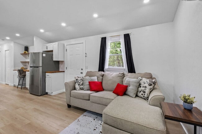 Building Photo - 403 E Roller Ave Unit SI ID1520950P