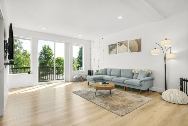 Building Photo - 3309 NE 42nd Pl Unit ID1334335P