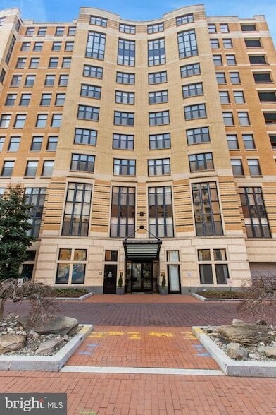 Building Photo - 400 Massachusetts Ave NW Unit 411