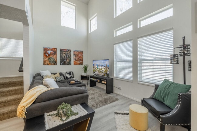 Building Photo - 924 Lowell Ave S Unit ID1249884P