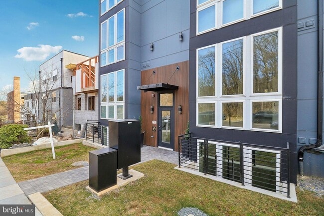 Building Photo - 2213 M St NE Unit 4