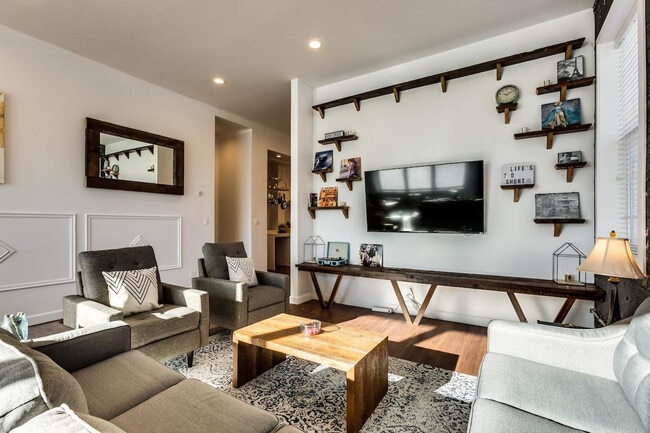 Building Photo - 706 N Racine Ave Unit ID1255556P