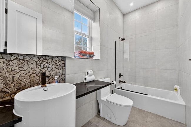 Photo - 443 Clove Rd Unit ID1366356P