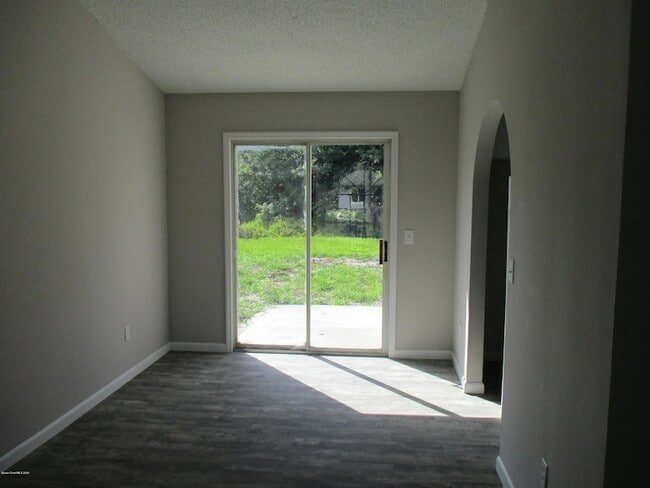 Photo - 474 Tuloma Ave SW