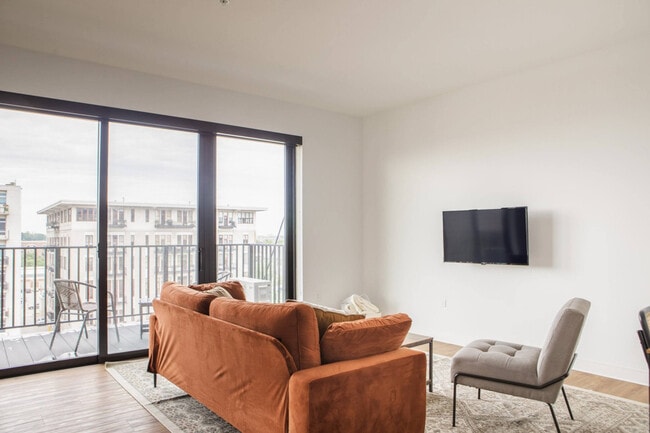 Building Photo - 1237 N Van Buren St Unit ID1379023P