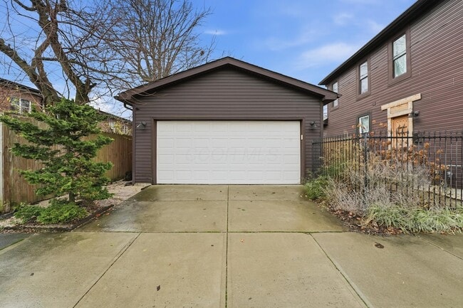 Photo - 905 McAllister Ave