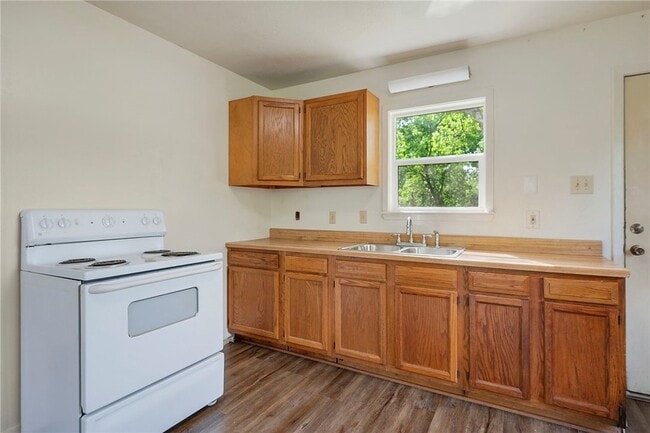Photo - 400 Robertson St