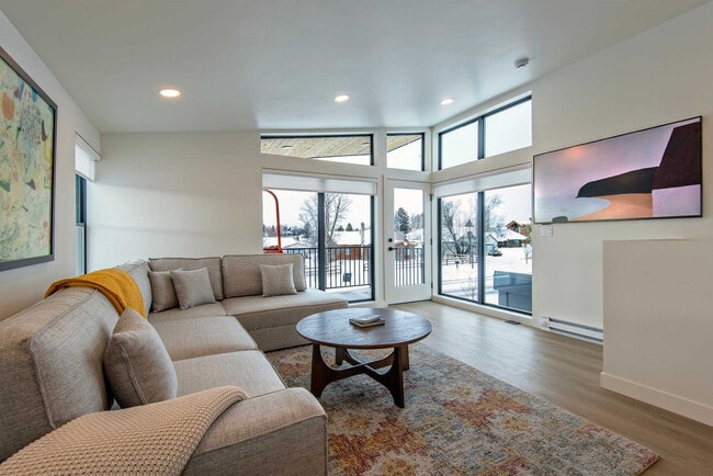 Building Photo - 27 4th St E Unit ID1387456P