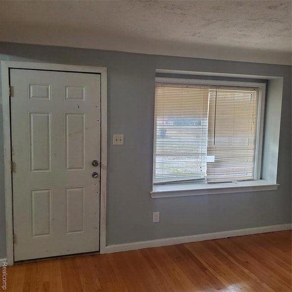 Photo - 19362 Sunderland Rd