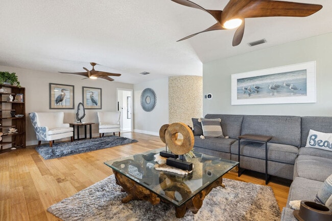 Building Photo - 12 Fairway Dr Unit ID1381668P