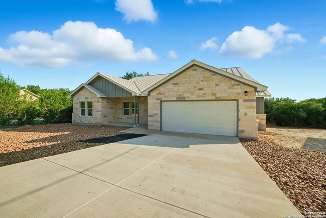 Photo - 207 Deer Oaks Dr