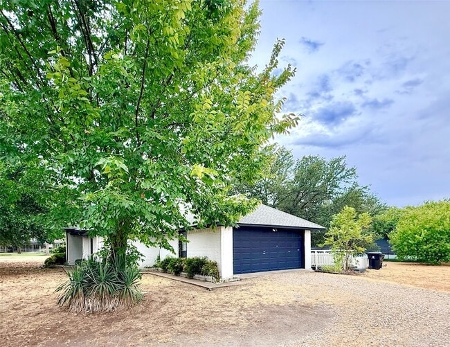 Photo - 16235 Red Wood Cir N