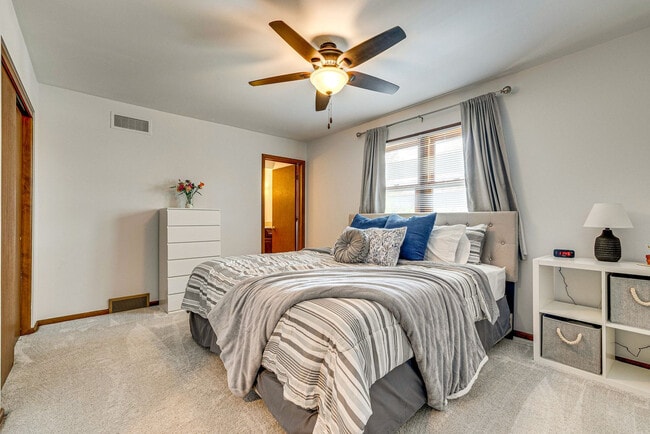 Photo - 219-221-221 E North St Unit SI ID1602726P