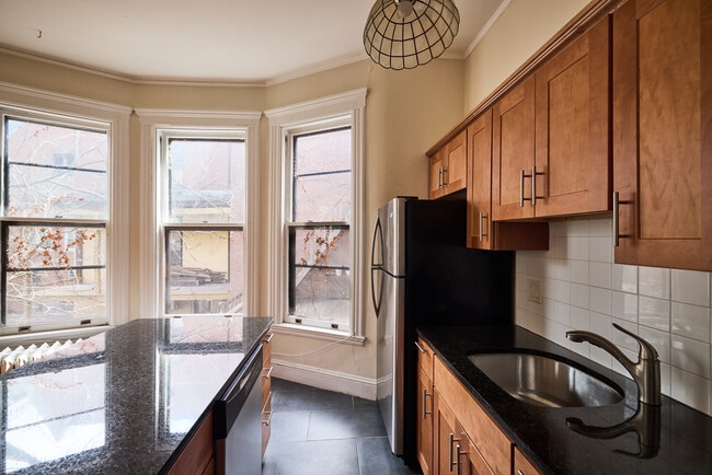 Studio 285/2R - 287 State St