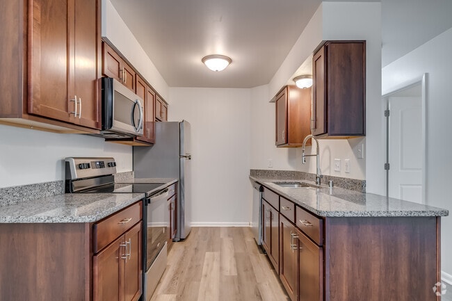 2BR, 1BA - 925SF - Kitchen - Lake Pointe Apartment Homes