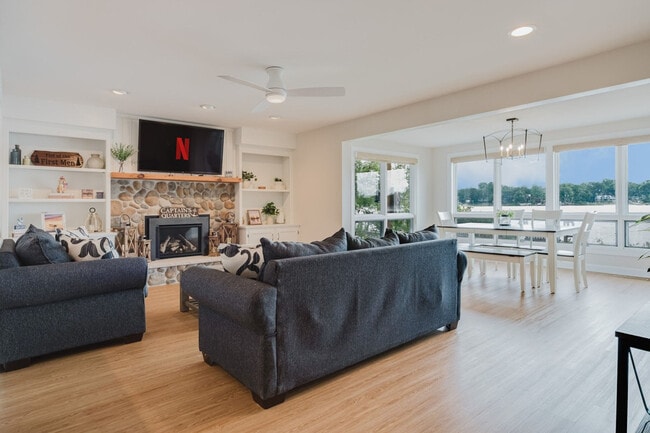 Building Photo - 4612 W Lake Shore Dr Unit SI ID1560829P