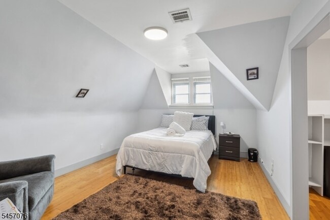 Building Photo - 53 2nd Ave Unit 3