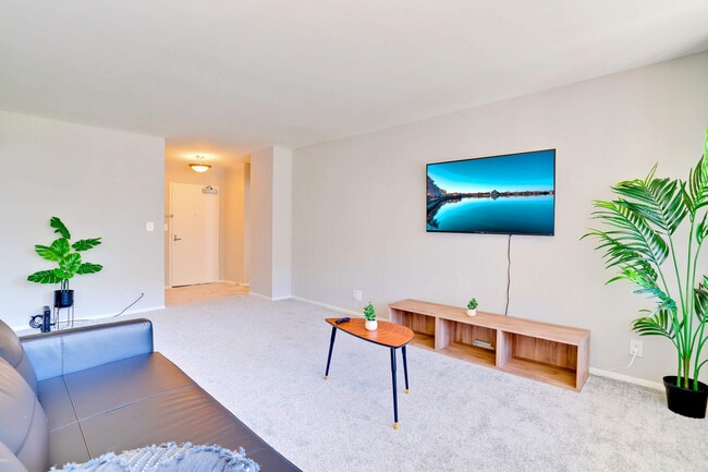 Building Photo - 2111 Richmond Hwy Unit FL3-ID1022374P