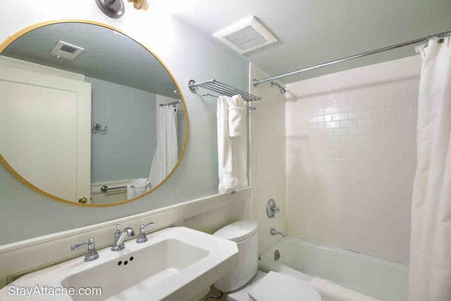 Photo - 2114 Bancroft Pl NW Unit SI ID1499792P
