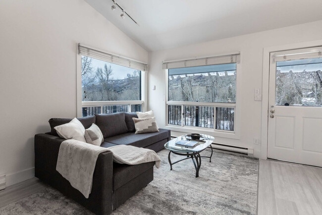 Building Photo - 900 E Hopkins Ave Unit ID1283412P