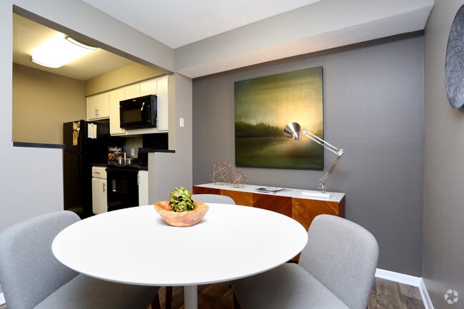 1BR, 1BA - 710 SF - Dining Area - Woodbridge