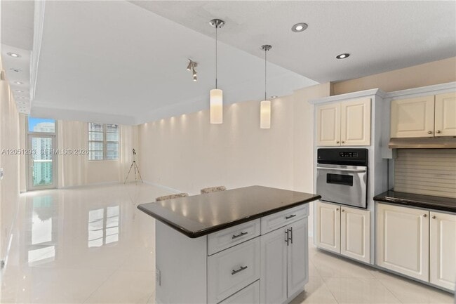 Building Photo - 19390 Collins Ave Unit PH17