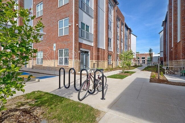 Photo - River House Apartments