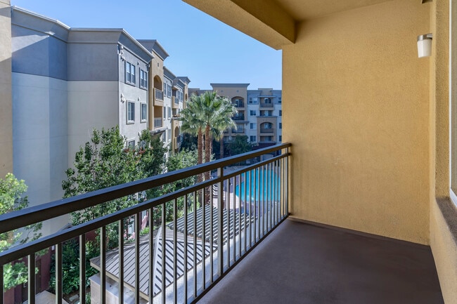 Private balcony - Avalon Union City