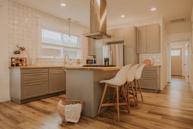 Photo - 3 S Surrey Ave Unit ID1308991P