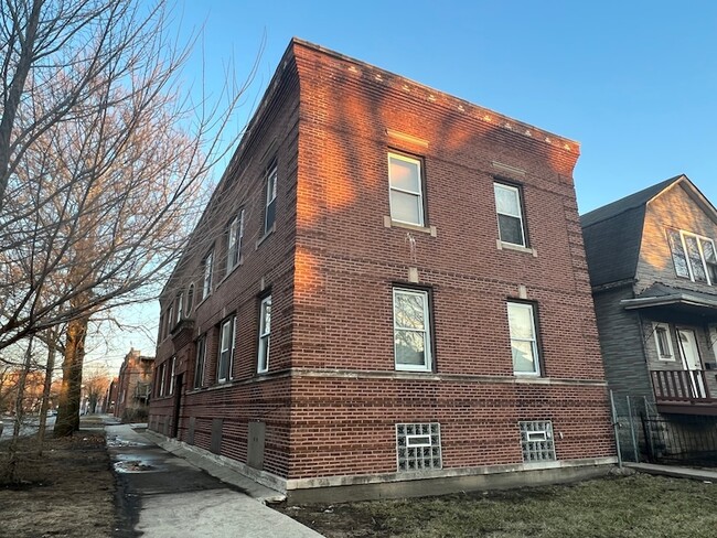 Building Photo - 2707 E 78th St Unit 2W