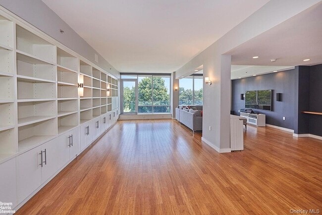 Building Photo - 3751 Riverdale Ave Unit 5A