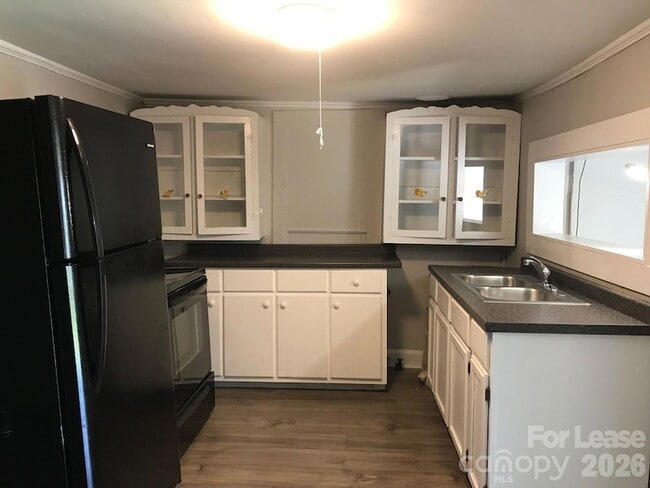 Photo - 213 W King St