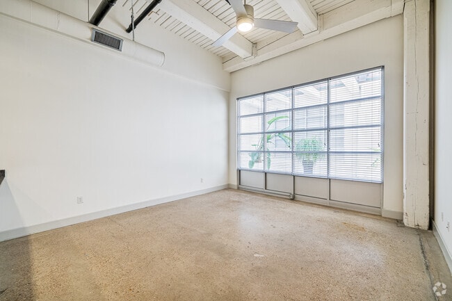 1BR, 1BA - 752SF - Livingroom - South Bank