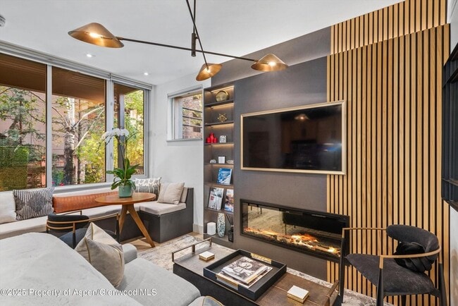 Building Photo - 434 E Main St Unit 104